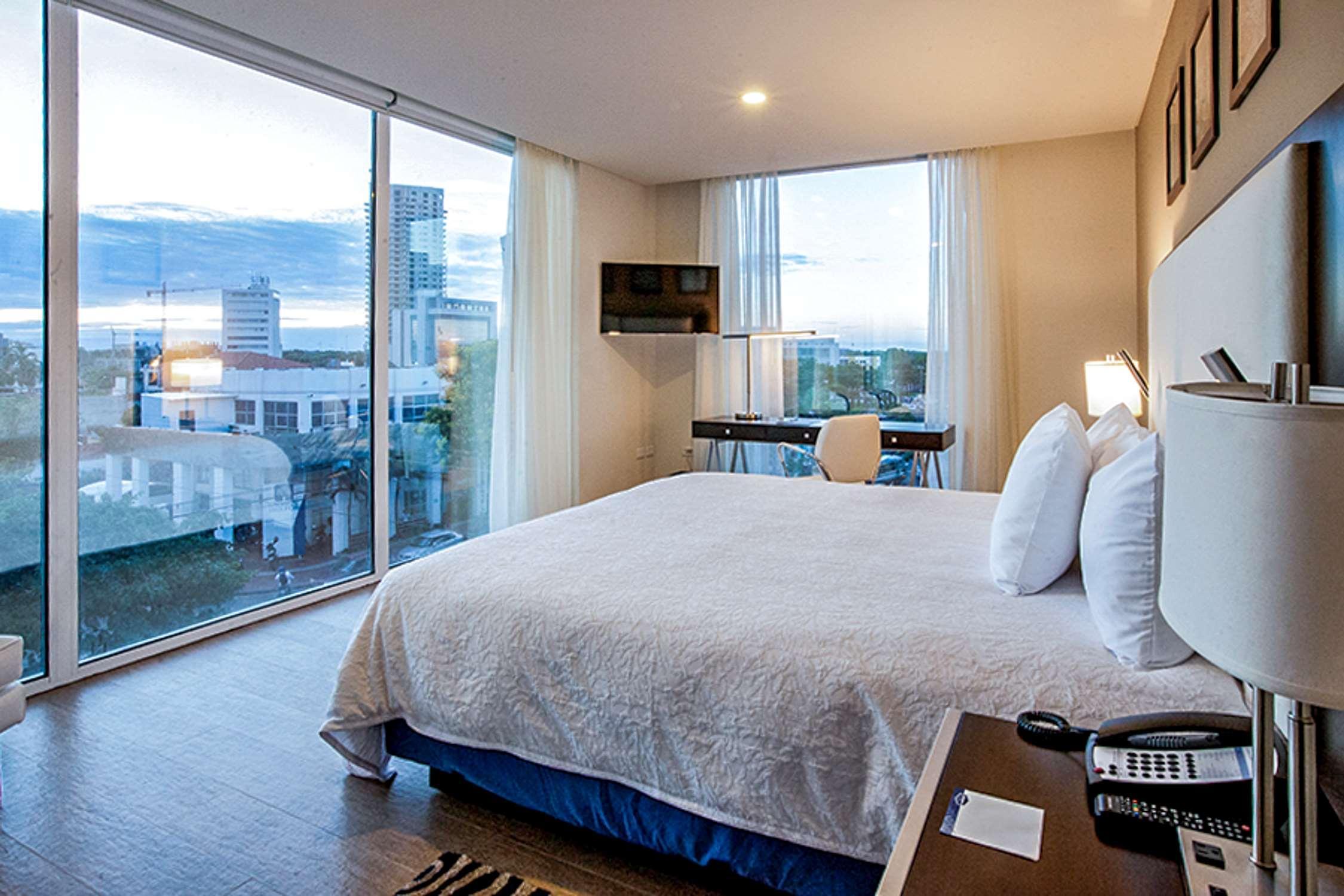 Готель Hampton By Hilton Santa Cruz Санта-Крус-де-ла-Сьєрра Екстер'єр фото